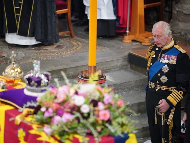 König Charles III. steht neben dem Sarg von Königin Elizabeth II. beim Staatsakt vor der Beisetzung: Während der Zeremonie ist er sichtlich berührt.