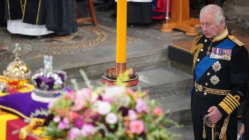 König Charles III. steht neben dem Sarg von Königin Elizabeth II. beim Staatsakt vor der Beisetzung: Während der Zeremonie ist er sichtlich berührt.