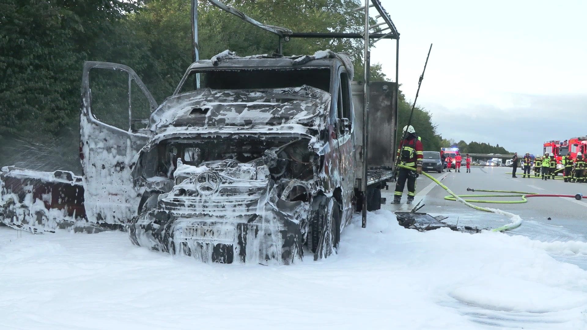 Das Wrack des Transporters: Ein technischer Defekt soll das Feuer verursacht haben.