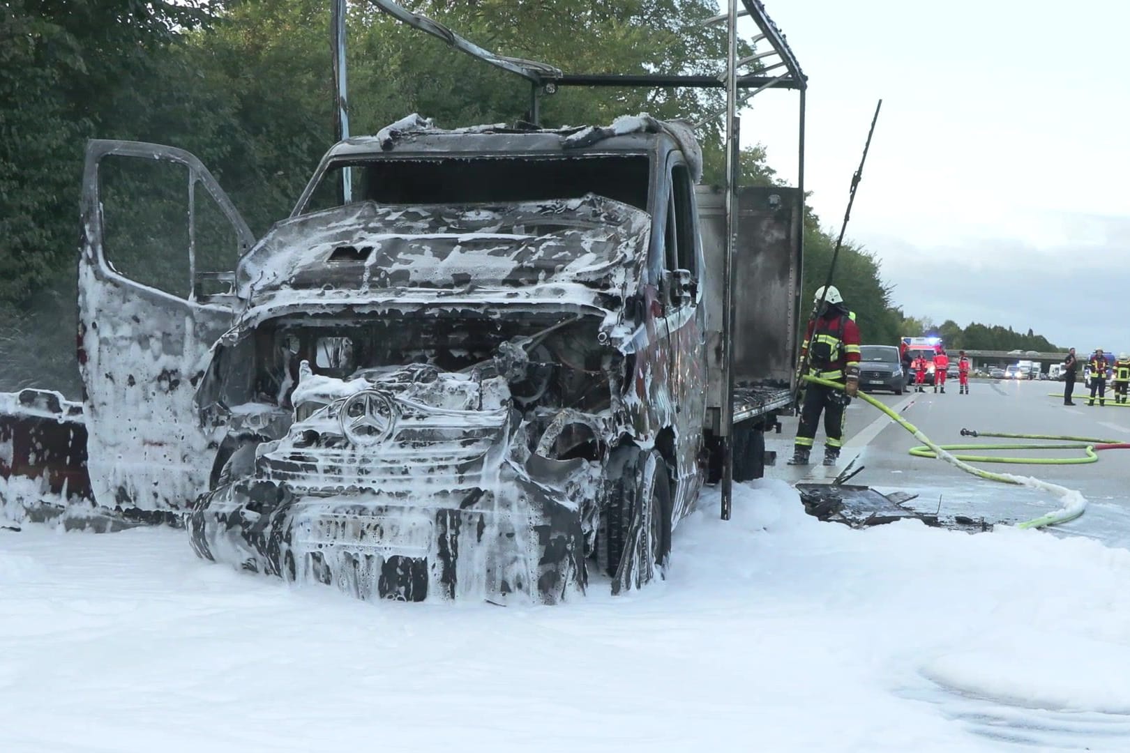 Das Wrack des Transporters: Ein technischer Defekt soll das Feuer verursacht haben.