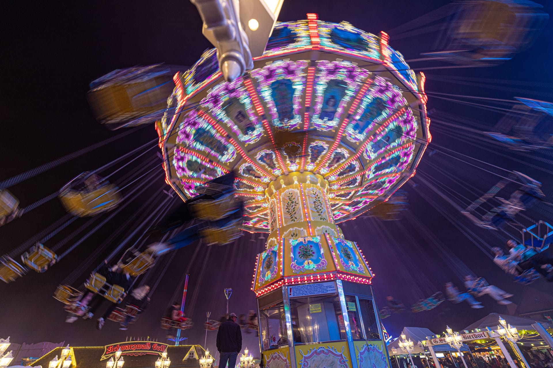 Kettenkarusell auf einer Kirmes (Symbolbild): Die drei Jugendlichen waren nach dem Besuch nicht nach Hause gekommen.