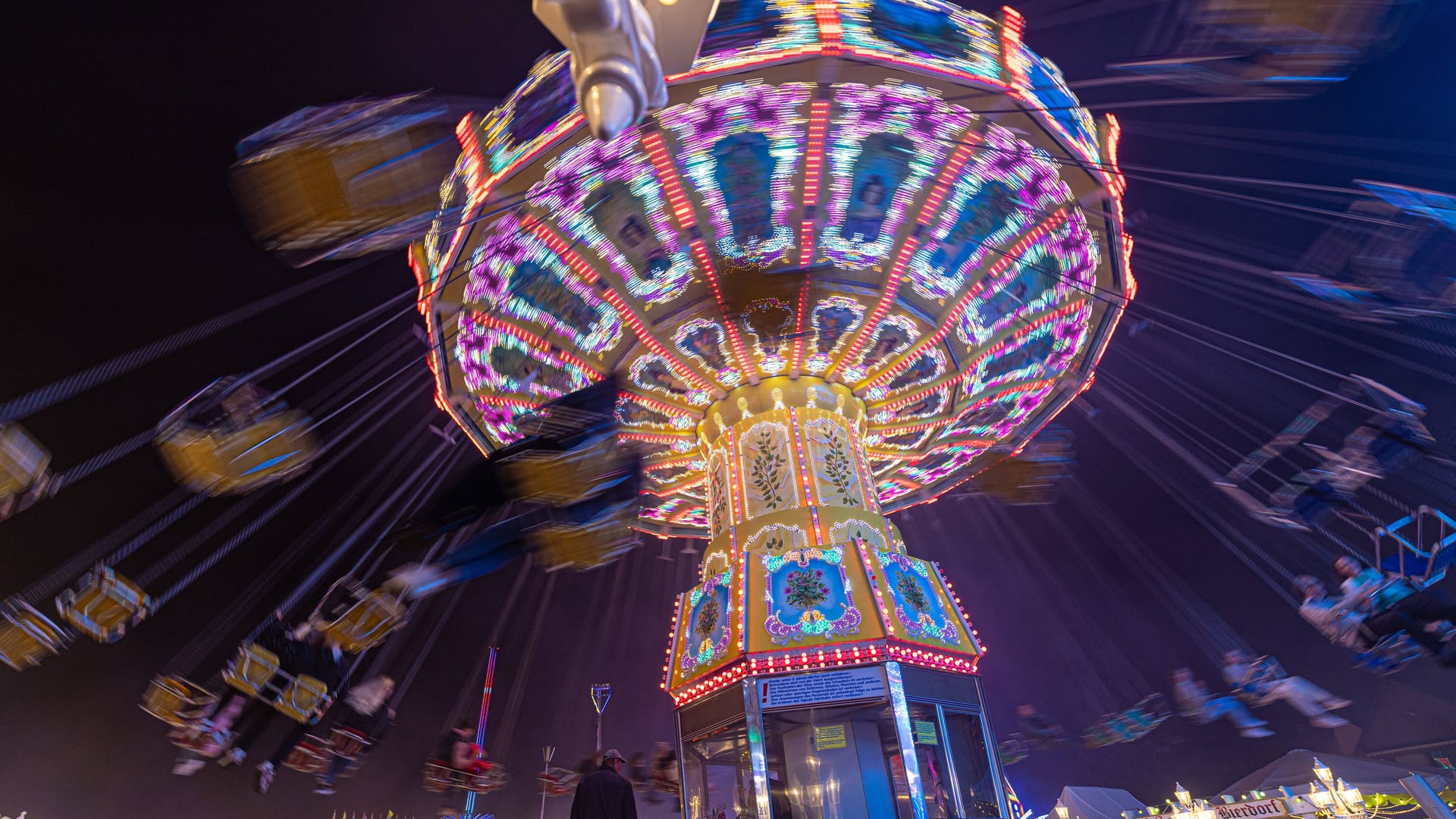 Kettenkarusell auf einer Kirmes (Symbolbild): Die drei Jugendlichen waren nach dem Besuch nicht nach Hause gekommen.