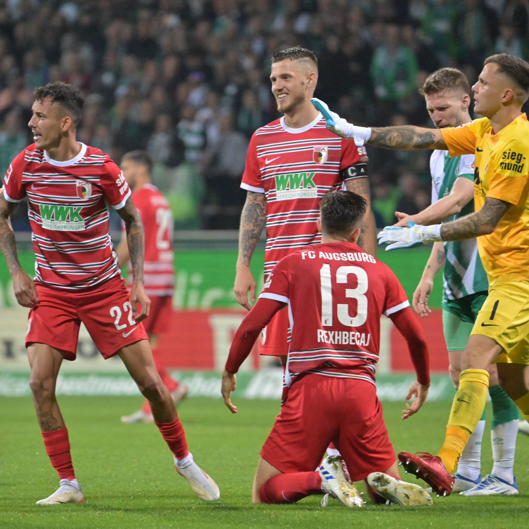 Bundesliga FCA gewinnt hitzige Partie in Bremen