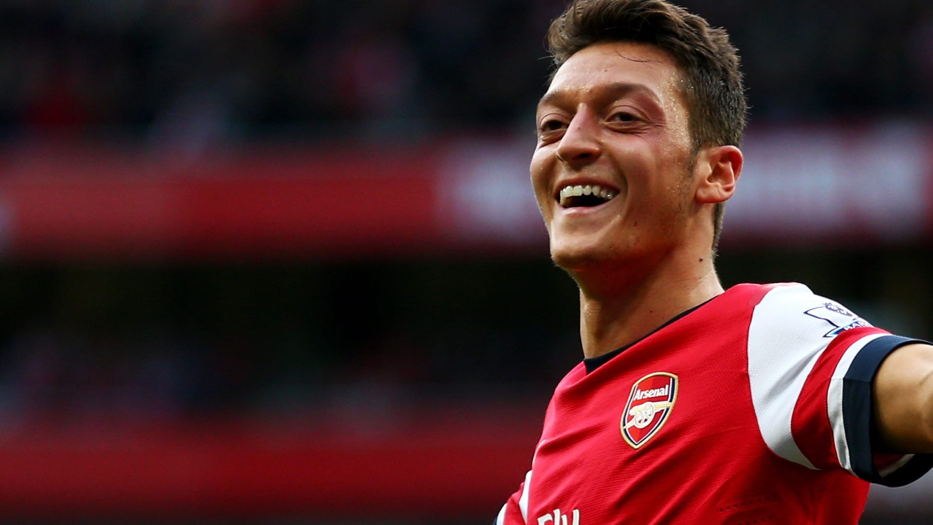 Mesut Özil: Der Fußballer schwelgt im Vaterglück.