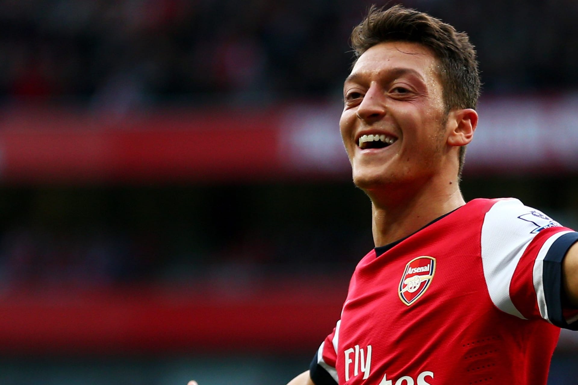 Mesut Özil: Der Fußballer schwelgt im Vaterglück.