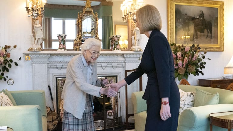 Schloss Balmoral: Die Queen empfängt die neue britische Premierministerin Liz Truss.