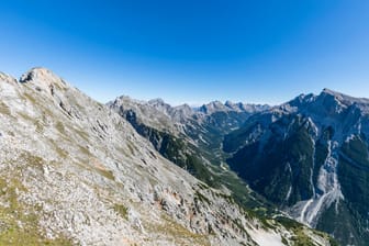 Der Mittenwalder Höhenweg im Sommer (Archiv): Kurz nach der südlichen Linderspitze ist ein Bergsteiger verunglückt.