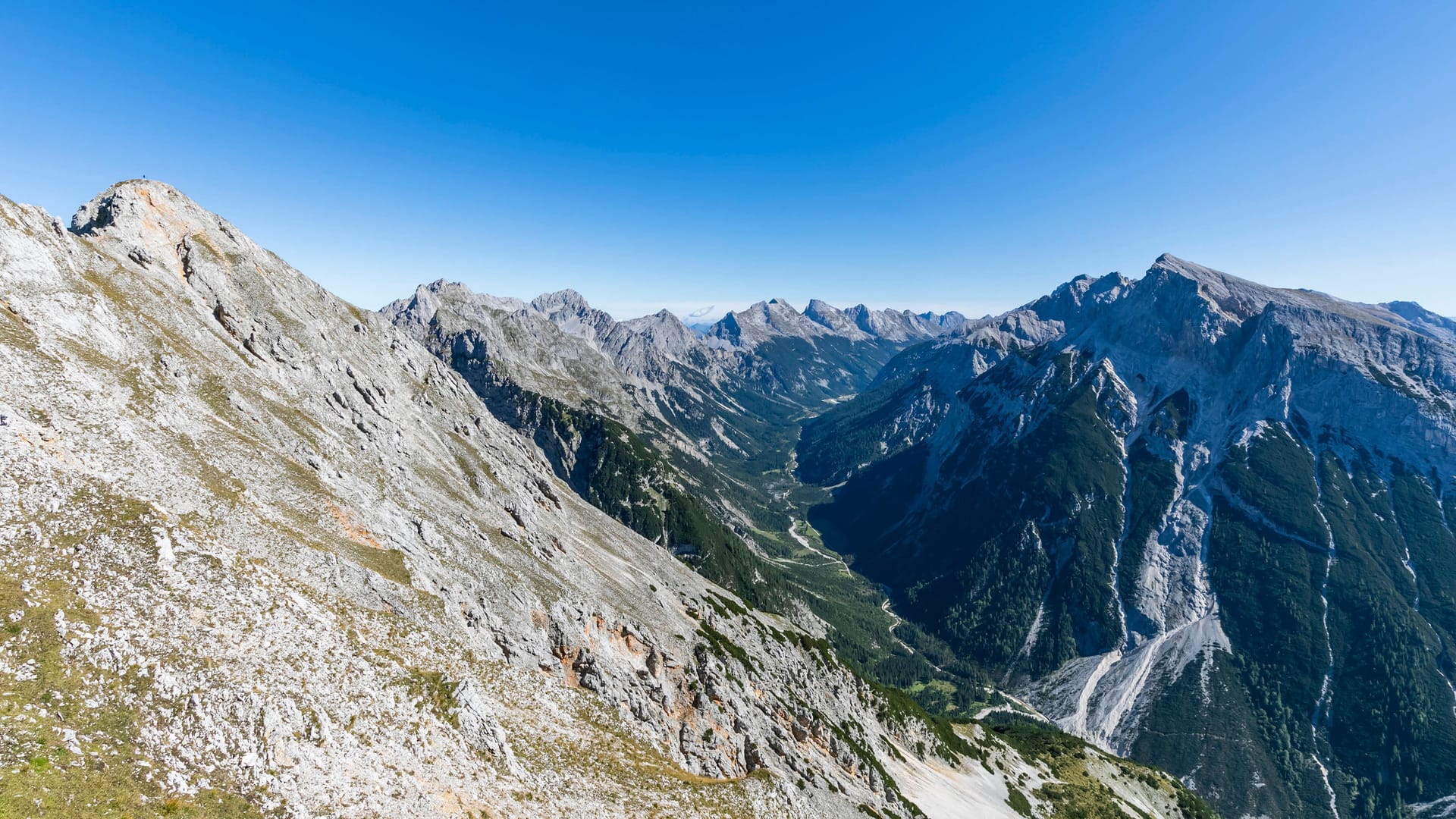 Der Mittenwalder Höhenweg im Sommer (Archiv): Kurz nach der südlichen Linderspitze ist ein Bergsteiger verunglückt.