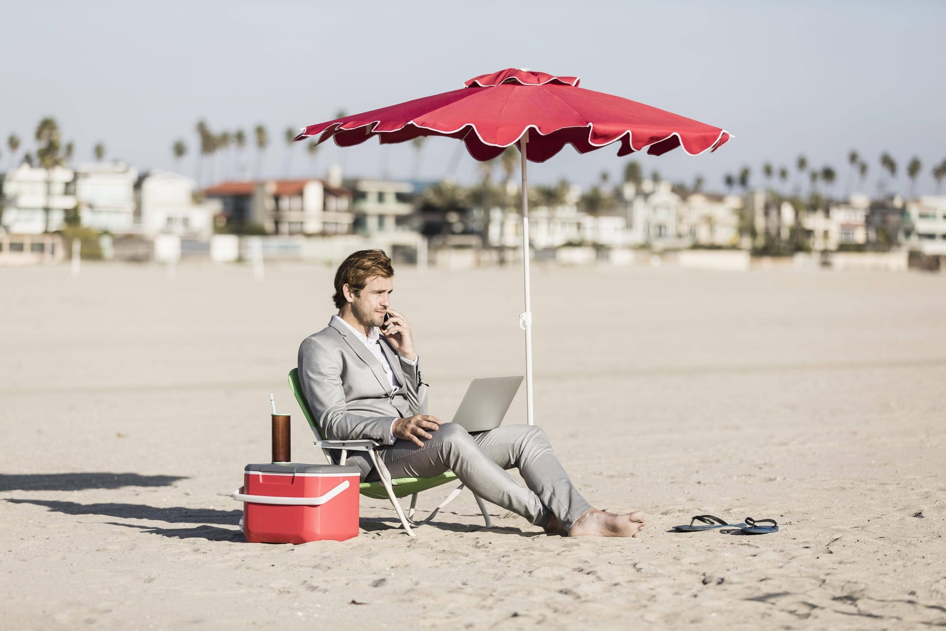 Businessmann am Strand: Immer mehr junge Menschen möchten Flexibilität in ihrem Job, gerne auch im Ausland. Businessmann am Strand: Immer mehr junge Menschen möchten Flexibilität in ihrem Job, gerne auch im Ausland.