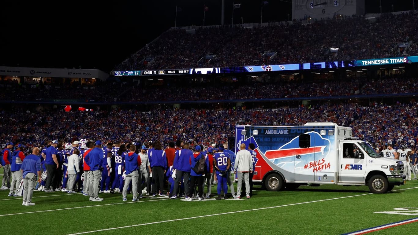 Krankenwagen auf dem Feld: Beim Spiel von den Buffalo Bill in der NFL blieb ein Spieler nach einem schweren Zusammenprall liegen.