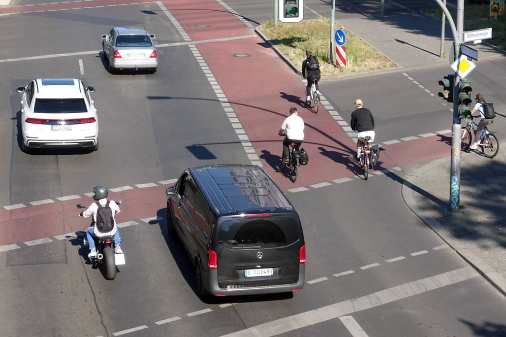 Verkehrsteilnehmer auf einer Kreuzung (Symbolbild): In der Warschauer Straße kommt es am Montagabend zu einem Verkehrsunfall.