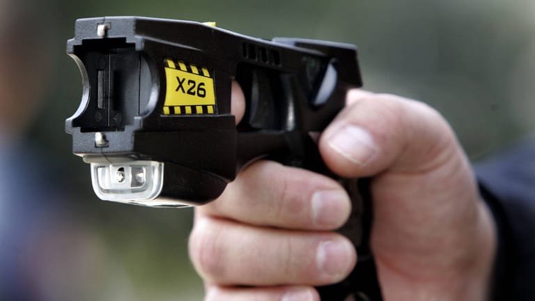 Ein sogenannter Taser (Symbolfoto): Das Gerät soll nach Auffassung der GdP ergänzend an alle Polizisten ausgegeben werden.