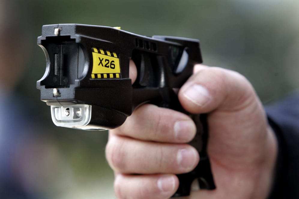 Ein sogenannter Taser (Symbolfoto): Das Gerät soll nach Auffassung der GdP ergänzend an alle Polizisten ausgegeben werden.