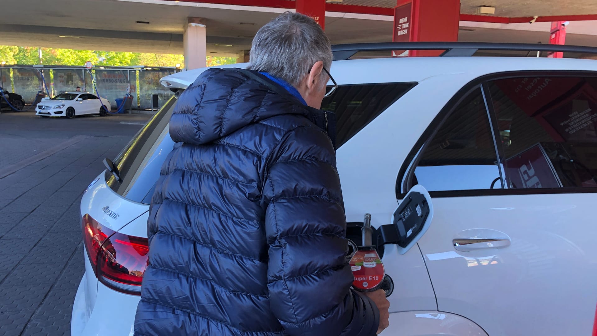 Georg betankt seinen Wagen: Die Spritpreise treffen ihn nach eigenen Angaben weniger als andere. "Trotzdem tut es weh."