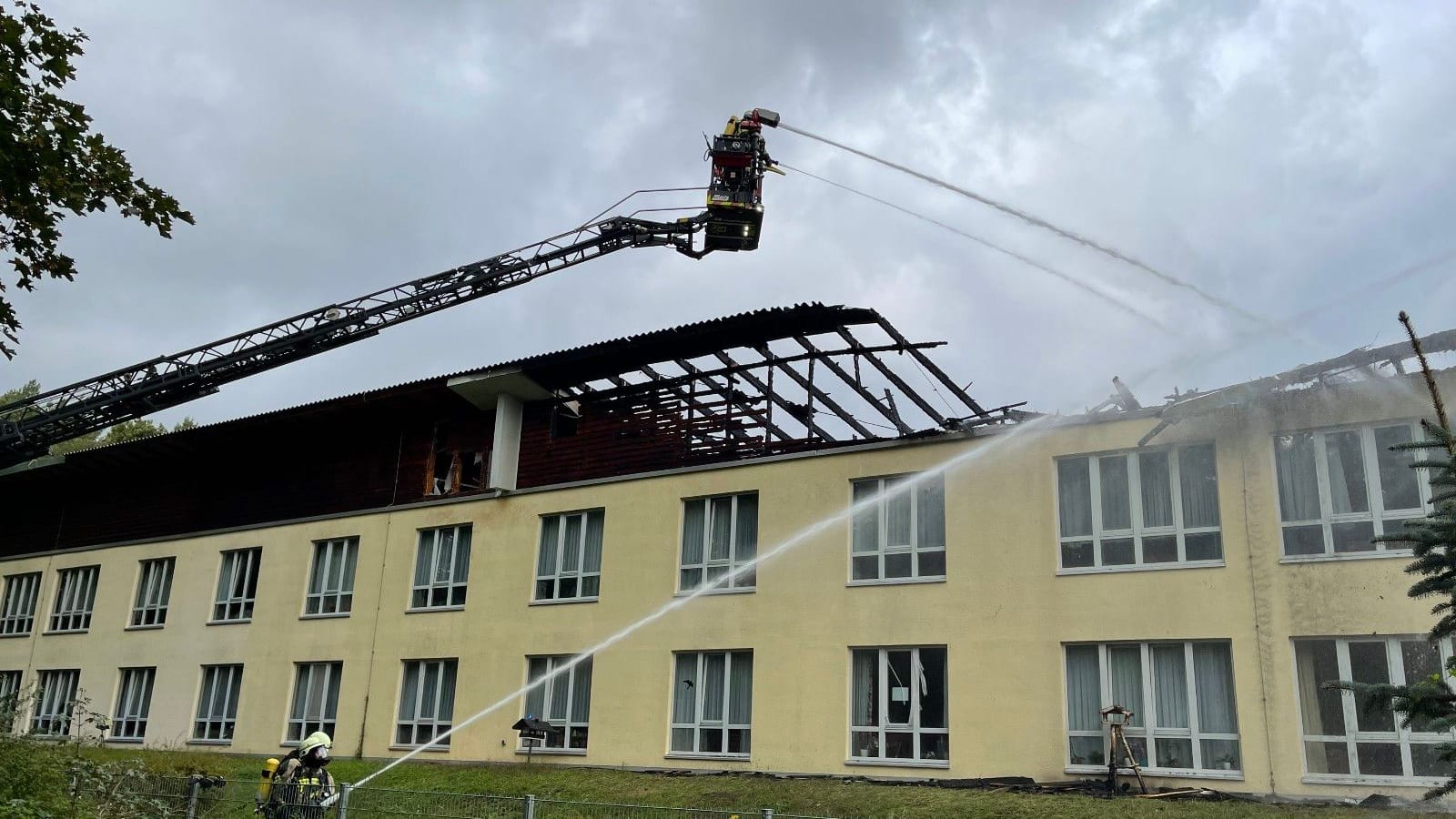 Löscharbeiten am Altenheim in Hohen Neuendorf: Löscharbeiten am Altenheim in Hohen Neuendorf: