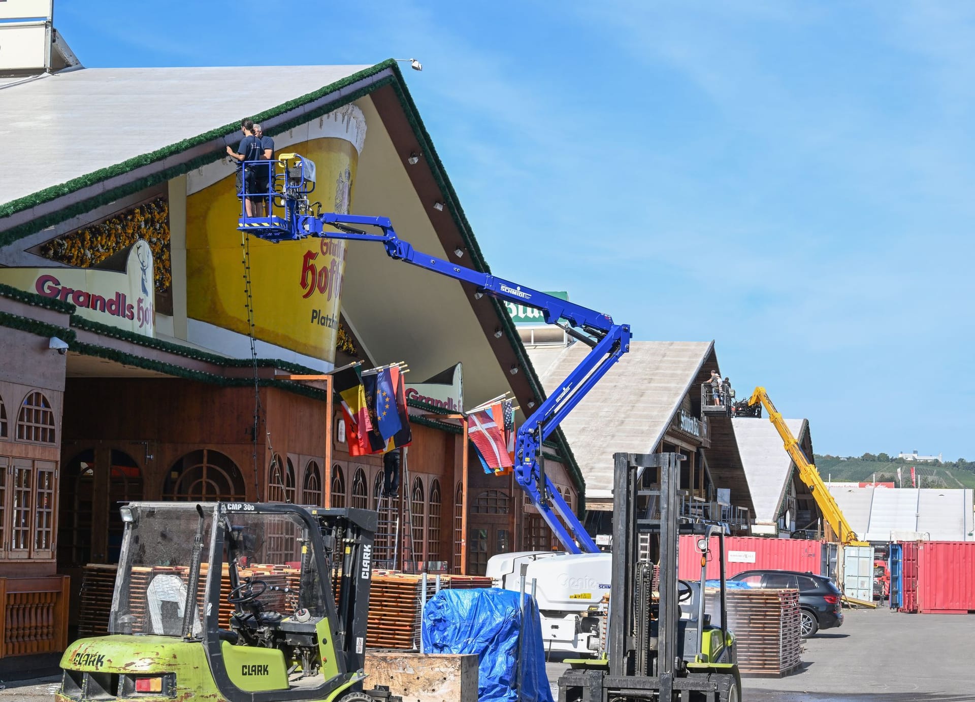 Arbeiter bauen Festzelte auf dem Festgelände Cannstatter Wasen auf. Das Volksfest Cannstatter Wasen beginnt am 23. September. Arbeiter bauen Festzelte auf dem Festgelände Cannstatter Wasen auf. Das Volksfest Cannstatter Wasen beginnt am 23. September.