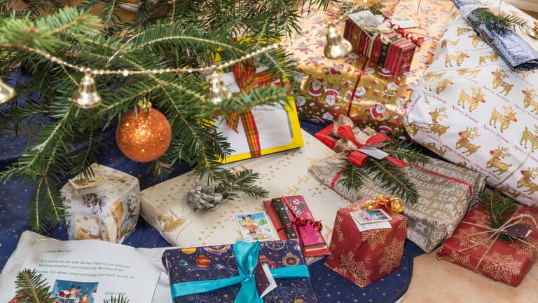 Weihnachtsgeschenke unter Baum: Gründe für die Lieferprobleme sind einerseits der stockende Welthandel und die wiederkehrenden Lockdowns des Exportweltmeisters China.