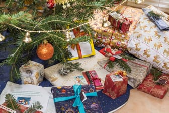 Weihnachtsgeschenke unter Baum: Gründe für die Lieferprobleme sind einerseits der stockende Welthandel und die wiederkehrenden Lockdowns des Exportweltmeisters China.