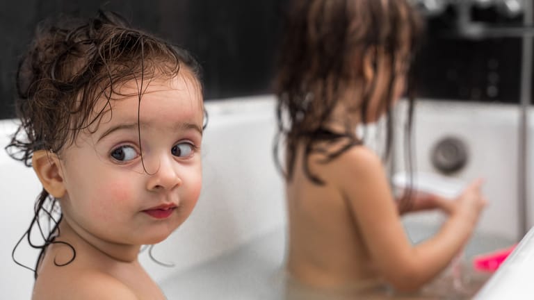 Wasser sparen: Kinder haben oft Spaß daran, zusammen mit ihren Geschwistern zu baden.