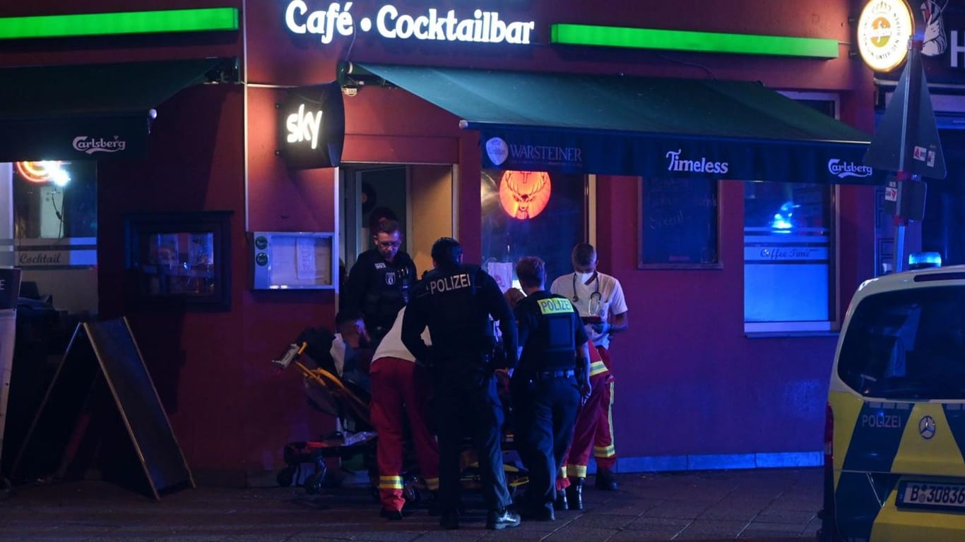 Beamte und Helfer am Tatort: Der Verletzte kam in ein Krankenhaus.