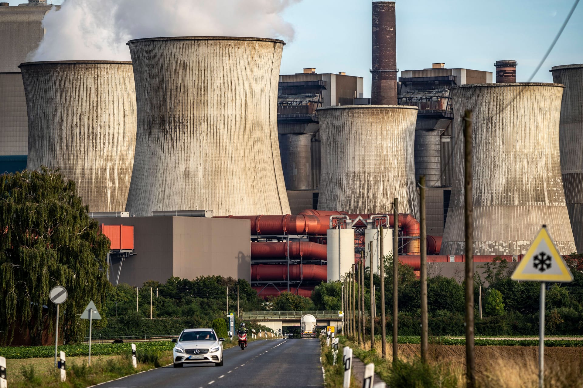 Das Braunkohle Kraftwerk Niederaußem des Energiekonzerns RWE: Zwei Blöcke wurden 2020/21 stillgelegt und im Juni dieses Jahres wieder hochgefahren. Sie sollen in der Energiekrise die Leistung von gaskraftwerken aufstocken. Das Braunkohle Kraftwerk Niederaußem des Energiekonzerns RWE: Zwei Blöcke wurden 2020/21 stillgelegt und im Juni dieses Jahres wieder hochgefahren. Sie sollen in der Energiekrise die Leistung von gaskraftwerken aufstocken.