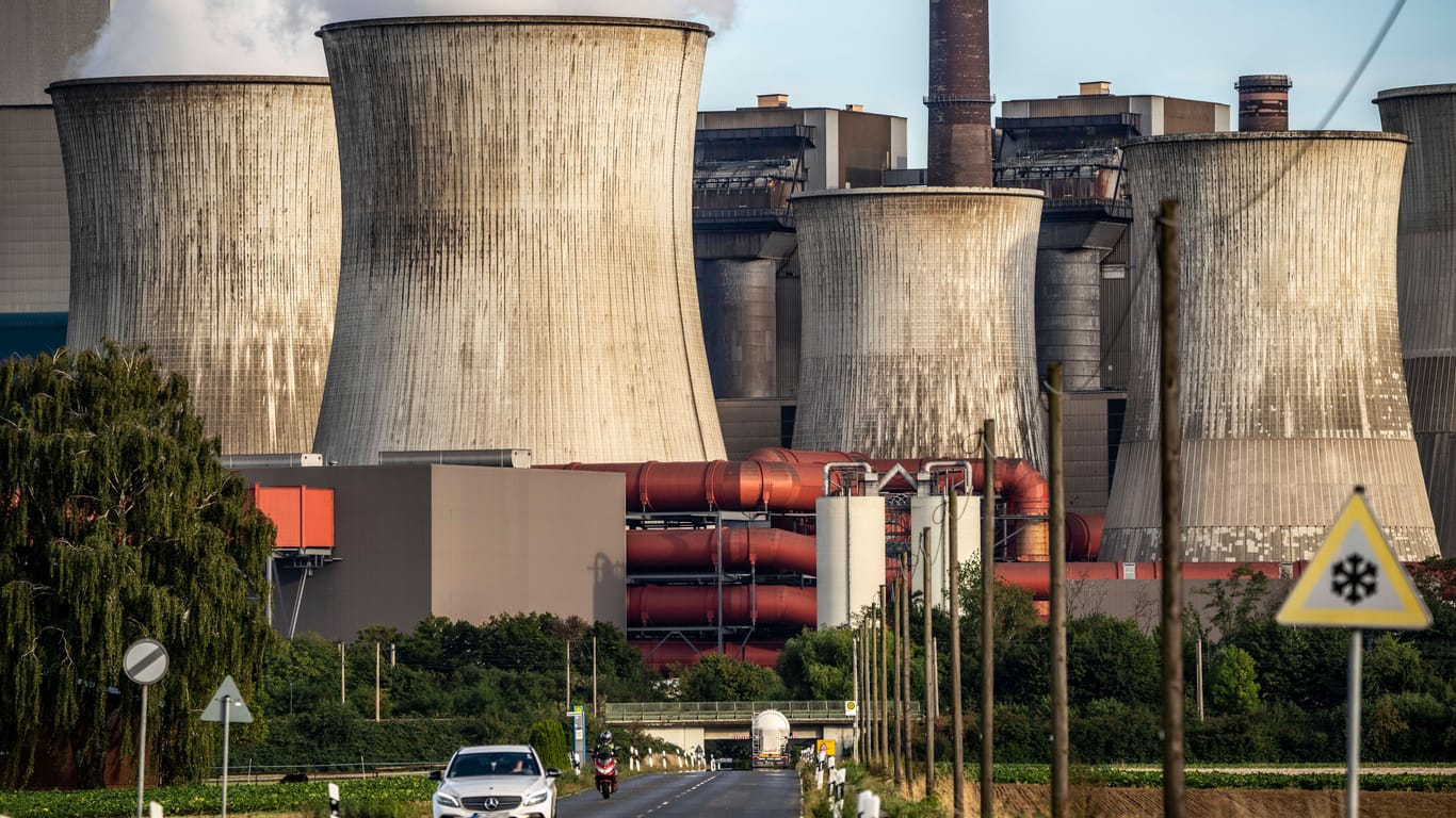 Das Braunkohle Kraftwerk Niederaußem des Energiekonzerns RWE: Zwei Blöcke wurden 2020/21 stillgelegt und im Juni dieses Jahres wieder hochgefahren. Sie sollen in der Energiekrise die Leistung von gaskraftwerken aufstocken.
