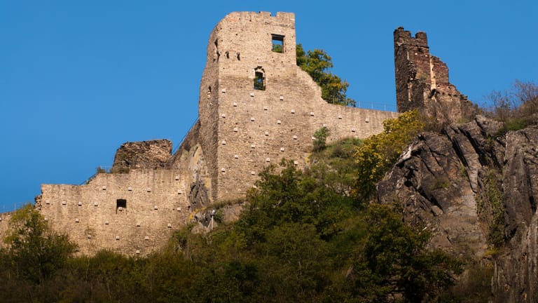 Burg Are: Die Ruine gilt als eine der schönsten Sehenswürdigkeiten auf dem Rotweinwanderweg.