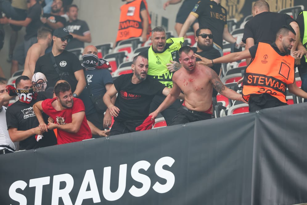 Fans beim Spiel in Nizza: Ein Anhänger des 1. FC Köln verletzte sich bei einem Sturz schwer.