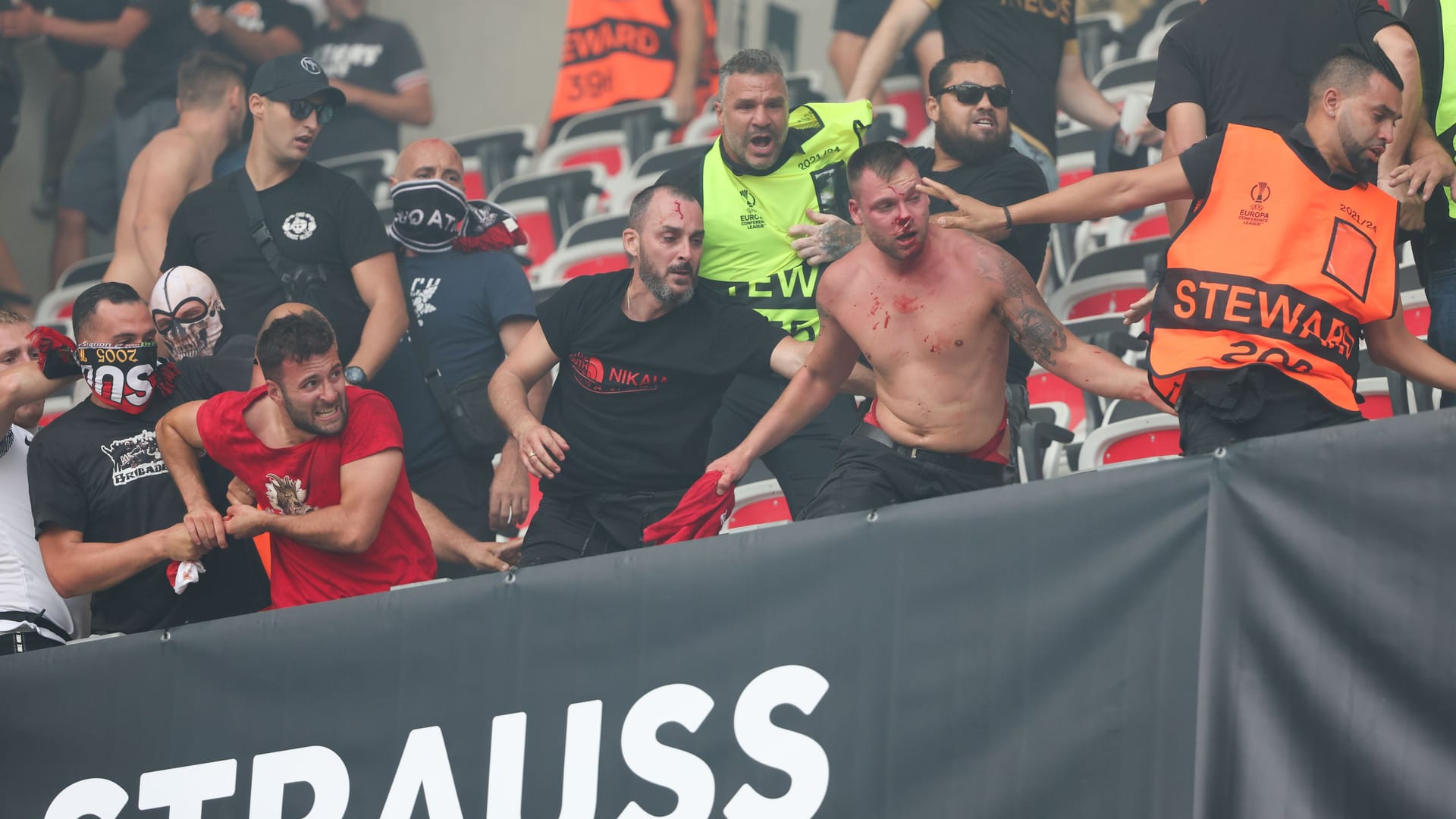 Fans beim Spiel in Nizza: Ein Anhänger des 1. FC Köln verletzte sich bei einem Sturz schwer.