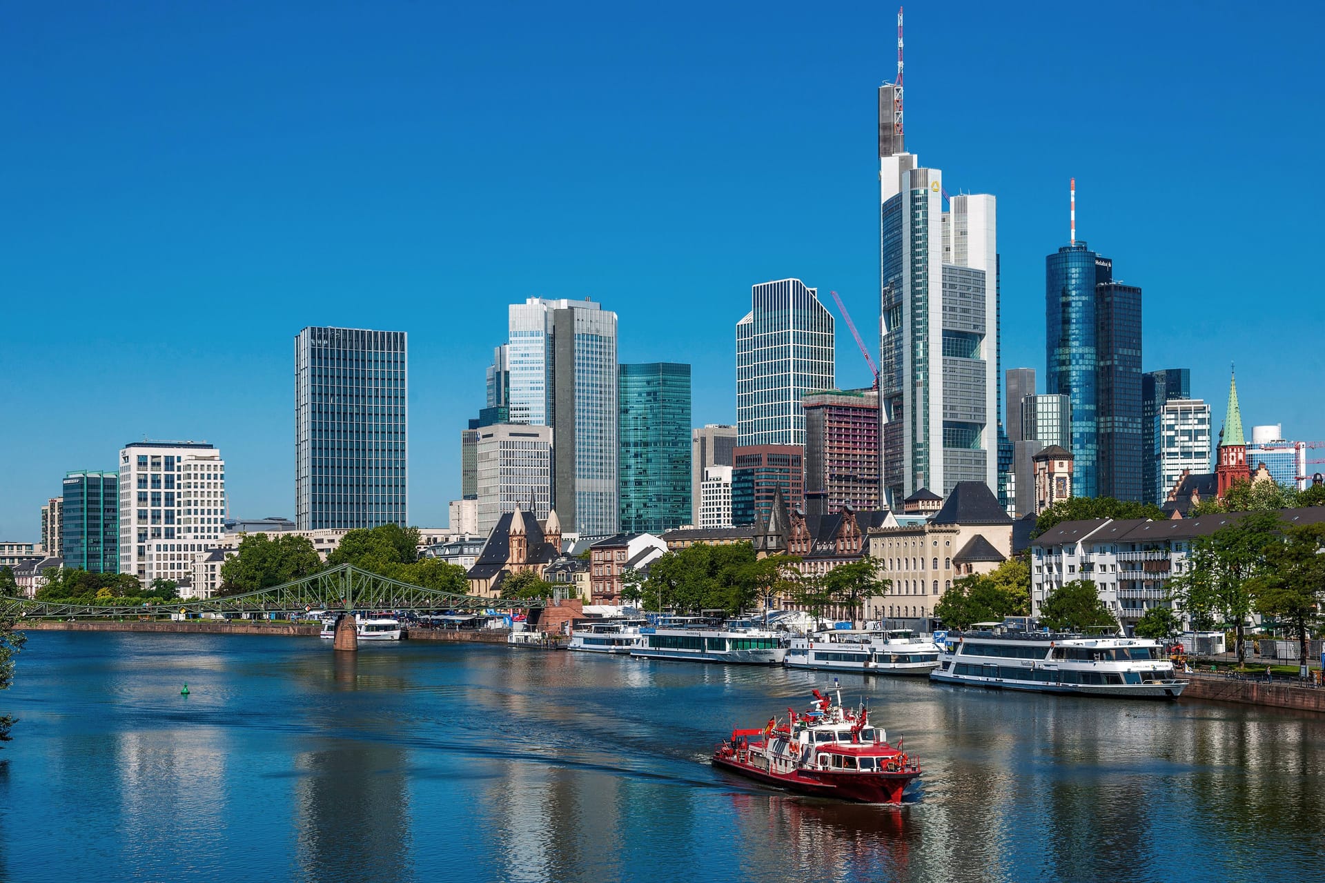 Skyline von Frankfurt am Main (Symbolbild): Mit dem Betrug soll sie 150.000 Euro ergaunert haben.