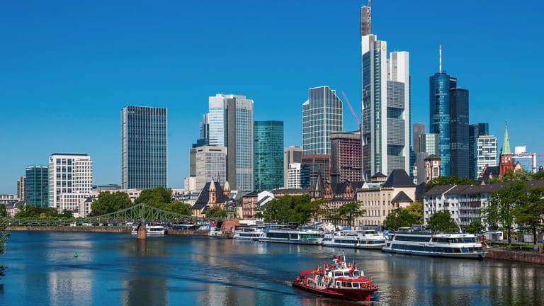 Skyline von Frankfurt am Main (Symbolbild): Mit dem Betrug soll sie 150.000 Euro ergaunert haben.