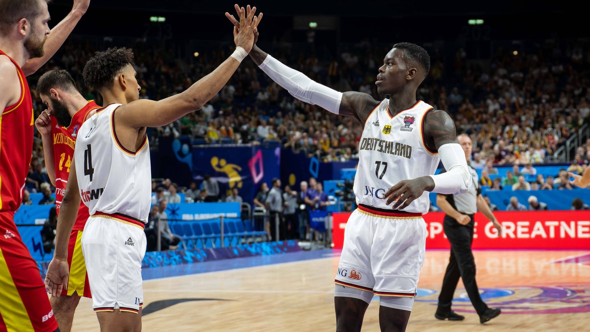 Der Medaillentraum lebt: Deutschlands Basketballer sind ins EM-Viertelfinale eingezogen. Gegen Außenseiter Montenegro war das Team lange dominant – und konnte dabei vor allem auf seinen Kapitän zählen.