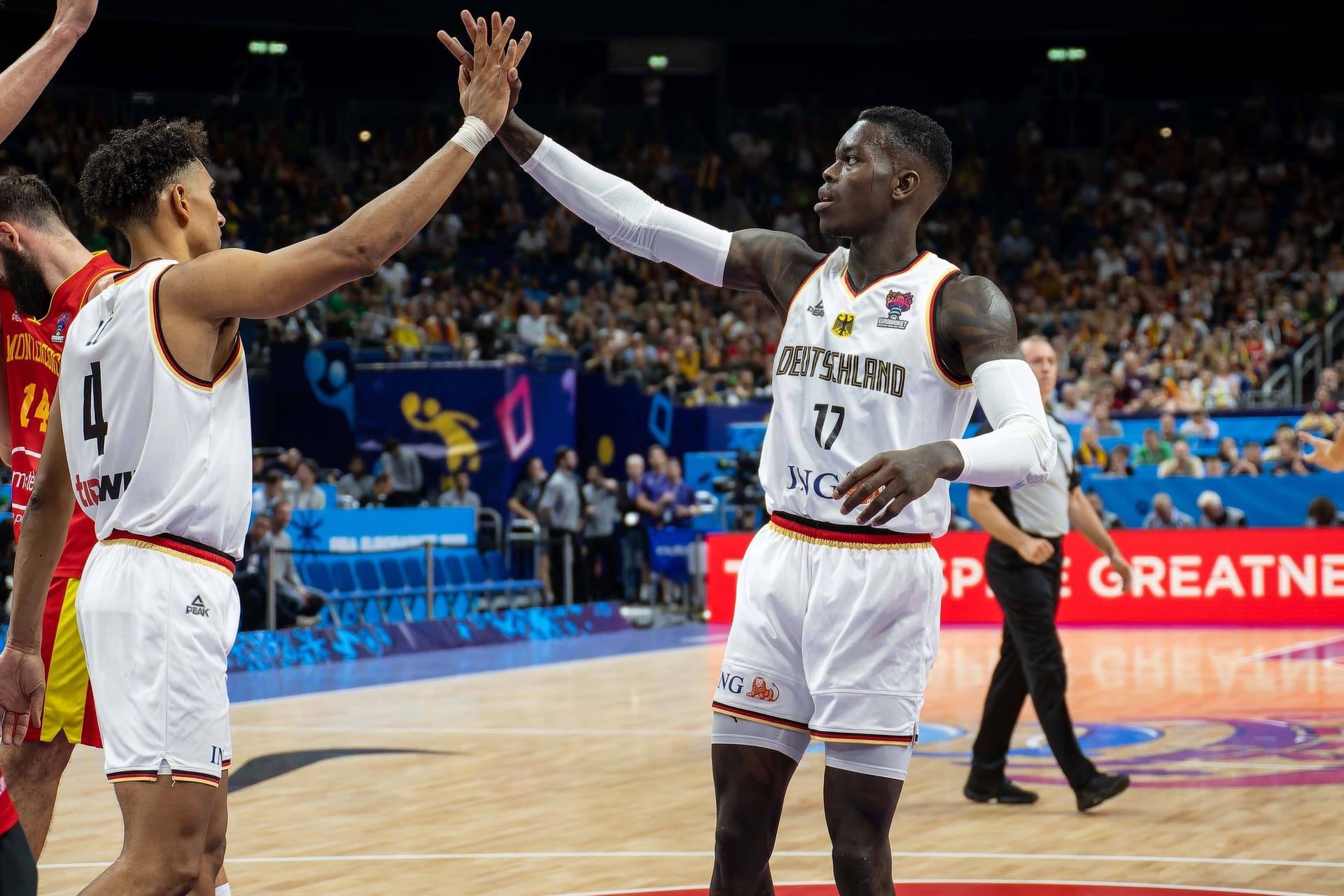 Der Medaillentraum lebt: Deutschlands Basketballer sind ins EM-Viertelfinale eingezogen. Gegen Außenseiter Montenegro war das Team lange dominant – und konnte dabei vor allem auf seinen Kapitän zählen.