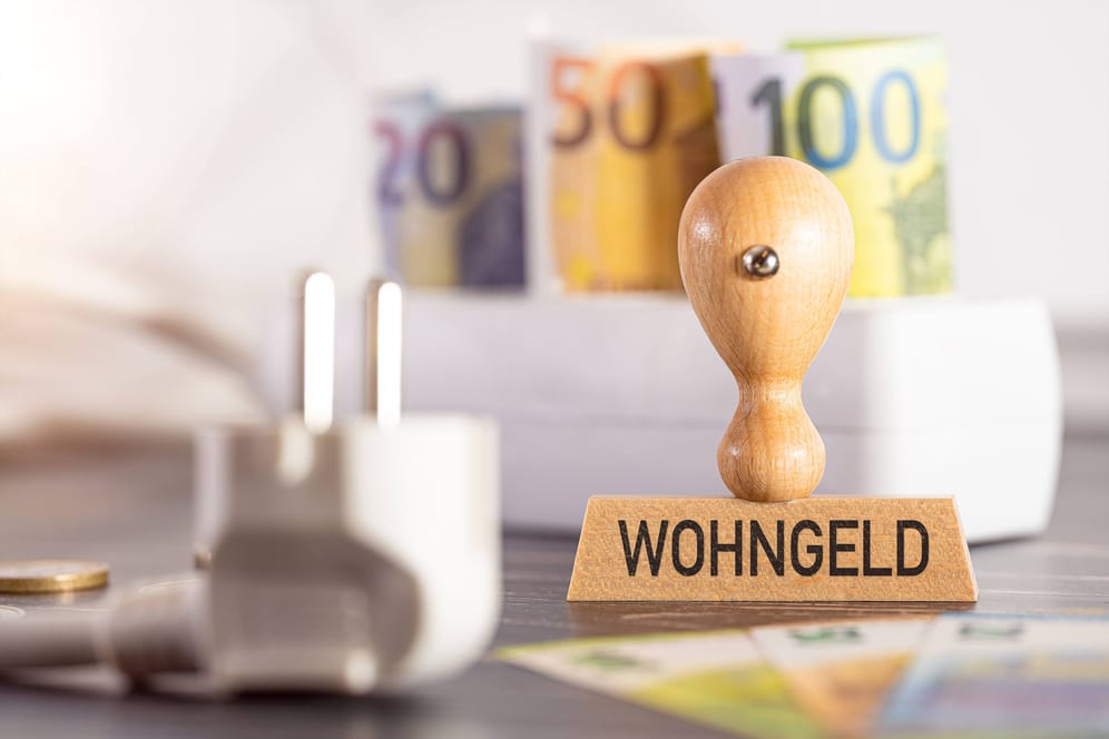 Stempel von der Aufschrift "Wohngeld" (Symbolfoto): Bei Bremer Behörden lagern mehrere tausend Anträge.