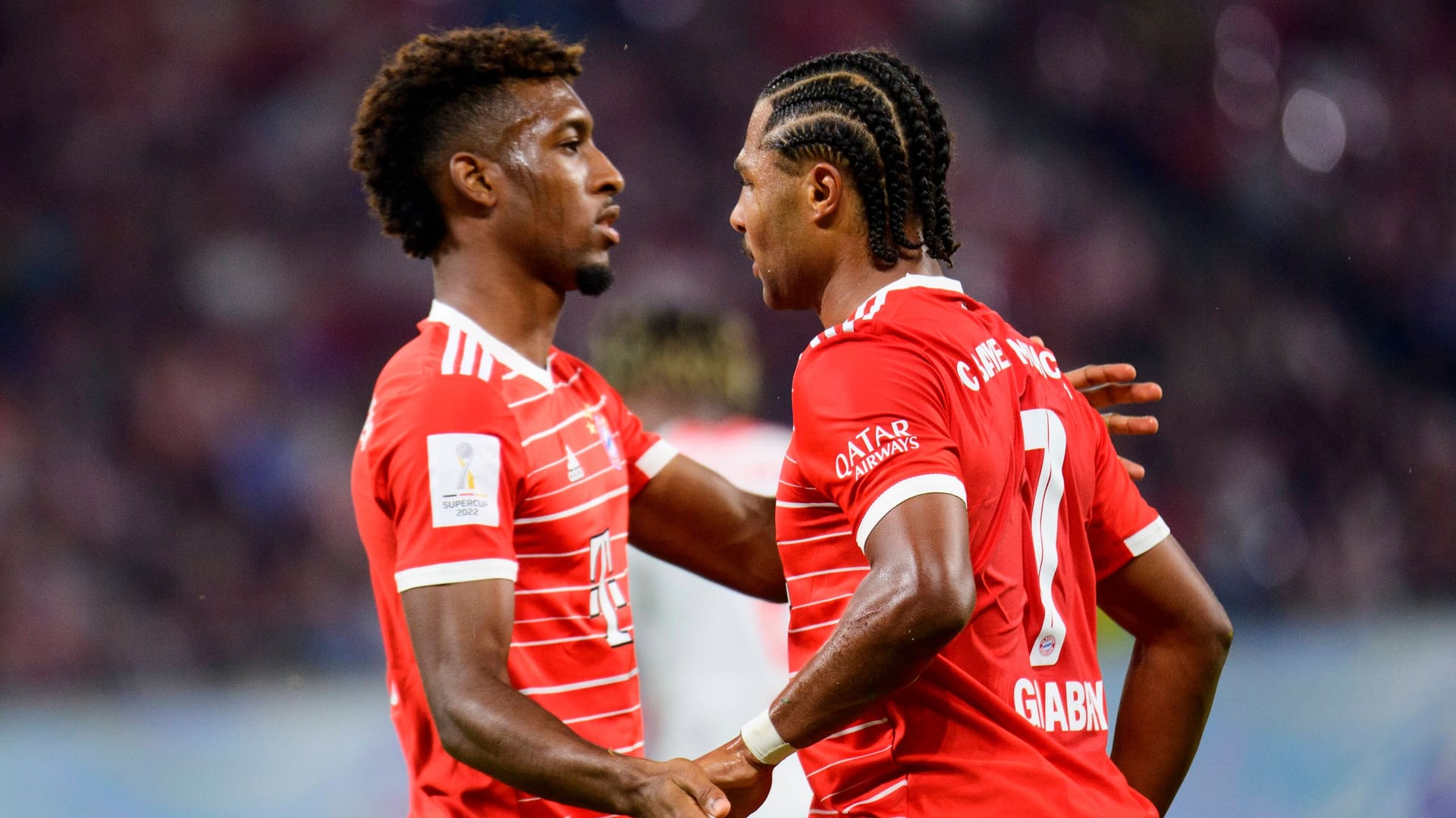 Kingsley Coman und Serge Gnabry: Gegen Inter Mailand wird es wohl nur einer der beiden Bayern-Stars in die Startelf schaffen.