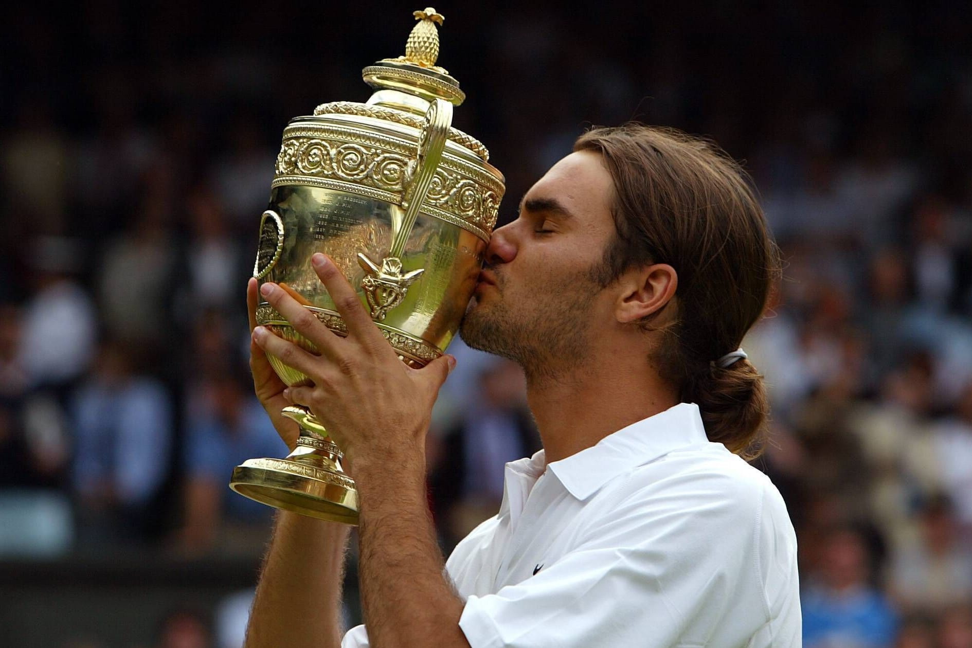Wimbledon 2003: Zwei Jahre nach seinem Durchbruch gegen Pete Sampras, führt Federers Weg bis in Wimbledon-Finale. Dort kann er sich glatt in drei Sätzen gegen den Australier Mark Philippoussis durchsetzen und gewinnt seinen ersten Grand-Slam-Titel.