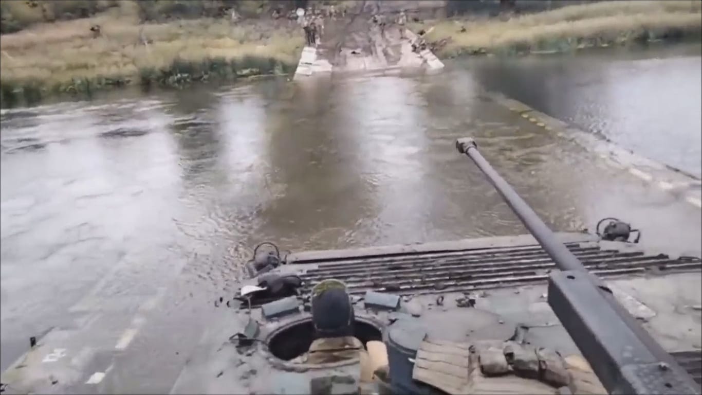Ein Video soll zeigen, wie das ukrainische Militär den Fluss Oskil überwindet.
