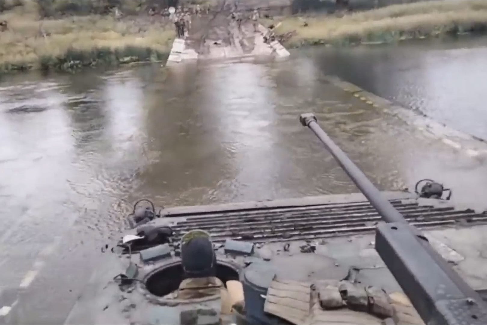 Ein Video soll zeigen, wie das ukrainische Militär den Fluss Oskil überwindet.