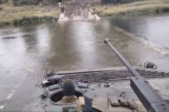 Ein Video soll zeigen, wie das ukrainische Militär den Fluss Oskil überwindet.