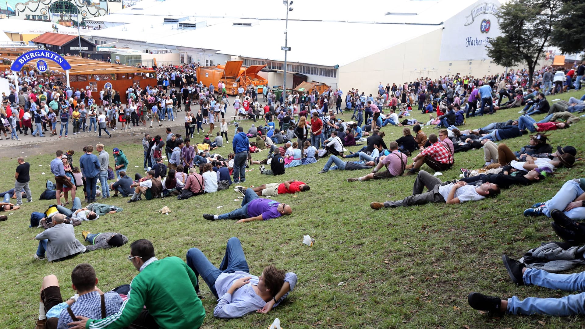 Der Kotzhügel, die größte Peinlichkeit des Münchner Oktoberfests (Archivbild). Doch das hält andere Städte nicht davon ab, das riesige Bierfest zu imitieren, meist mehr schlecht als recht.