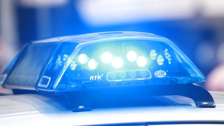 Einsatzwagen der Polizei mit eingeschaltetem Blaulicht (Symbolfoto): Der Bereich rund um IKEA und Marktkauf ist weiträumig abgesperrt.