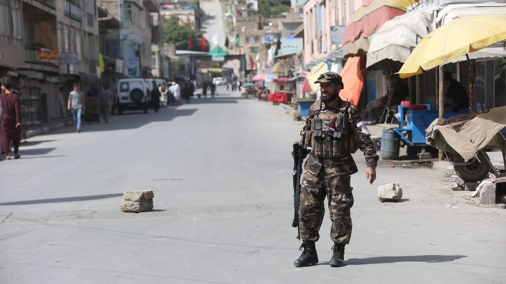 Ein Mitglied der afghanischen Sicherheitskräfte in Kabul (Archiv): Der Islamische Staat verübte in der Vergangenheit immer wieder Anschläge auf Zivilisten.
