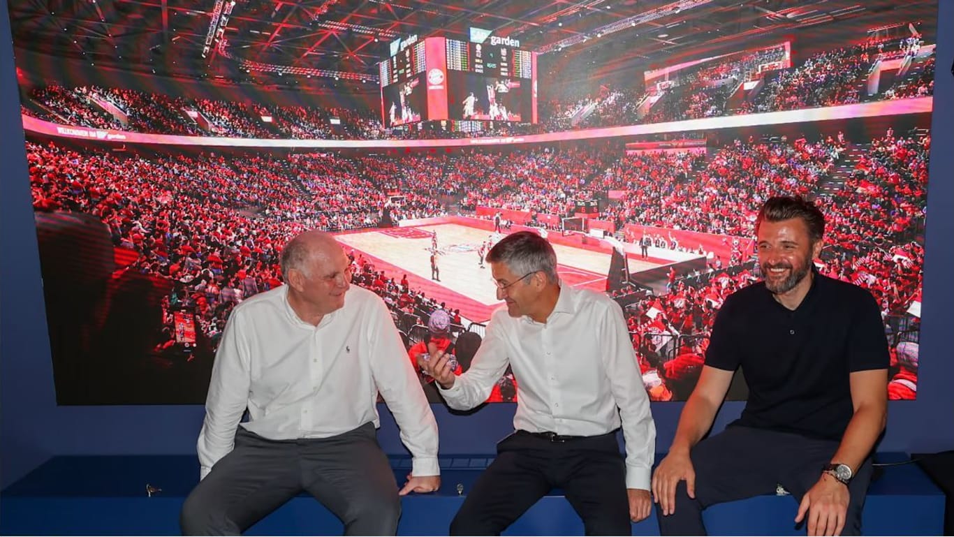 Uli Hoeneß, Herbert Hainer und Marko Pesic vor einem Modell des SAP Gardens in München. Hier soll bald Erstliga-Basketball und -Eishockey gespielt werden.