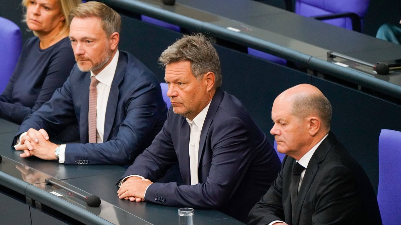 Christian Lindner, Robert Habeck und Olaf Scholz: Die Ampel-Koalition hat laut einer Umfrage ihre Mehrheit verloren.