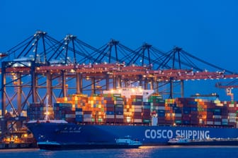 Ein Container-Schiff der Reederei Cosco Shipping (Archivbild): Die Reederei will Anteile eines Hamburger Terminals erwerben.