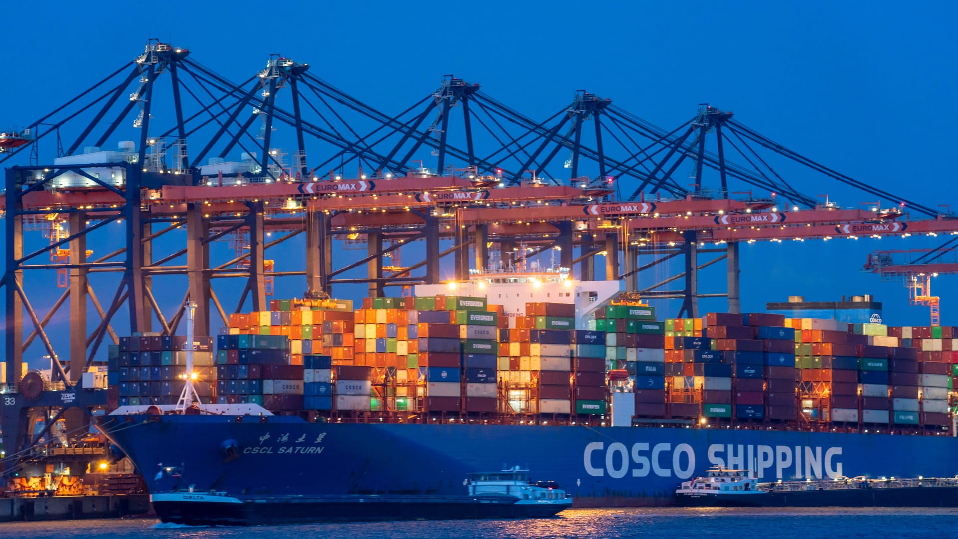 Ein Container-Schiff der Reederei Cosco Shipping (Archivbild): Die Reederei will Anteile eines Hamburger Terminals erwerben.