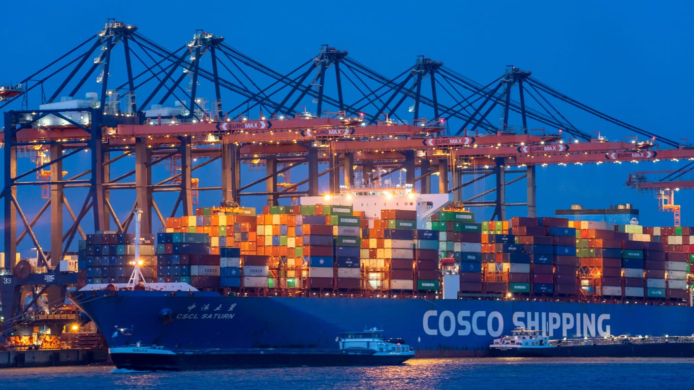 Ein Container-Schiff der Reederei Cosco Shipping (Archivbild): Die Reederei will Anteile eines Hamburger Terminals erwerben.