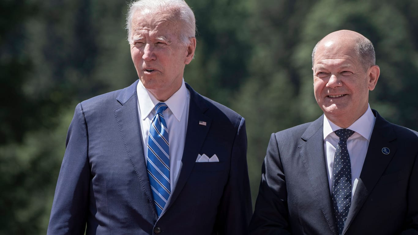 Joe Biden (l) und Olaf Scholz (r): Sind sich die USA und Deutschland uneinig in der Waffendebatte?