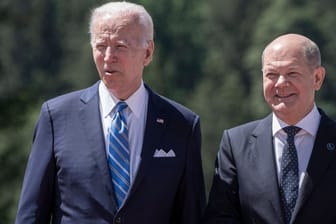 Joe Biden (l) und Olaf Scholz (r): Sind sich die USA und Deutschland uneinig in der Waffendebatte?