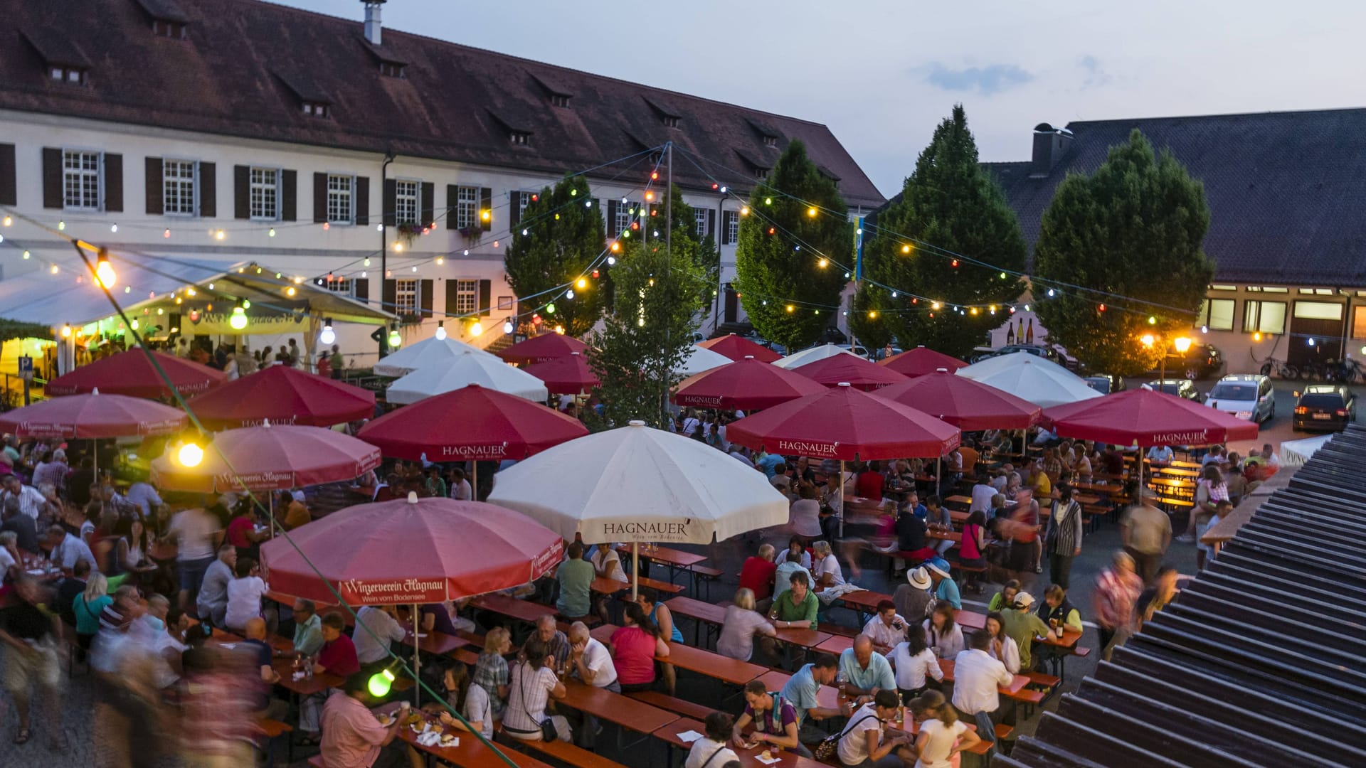 Festliche Stimmung am Bodensee: Im Weinanbaugebiet Hagnau wird nicht nur gemeinsam geerntet. Beim jährlichen Weinfest wird das fertige Produkt auch gemeinsam verköstigt.